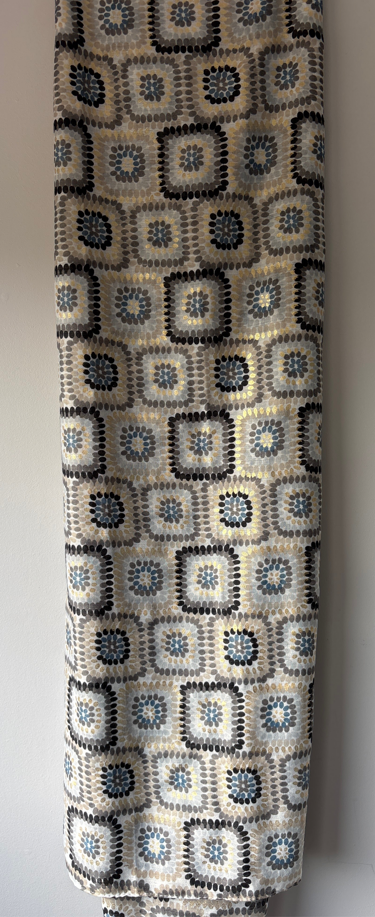 Zomersjaal : vierkantjes met bloemprint - zwart/grijs/blauw/ goud