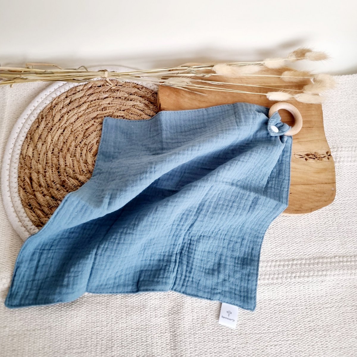 Rammelaartje : knuffeldoekje met beuken bijtring - blauw