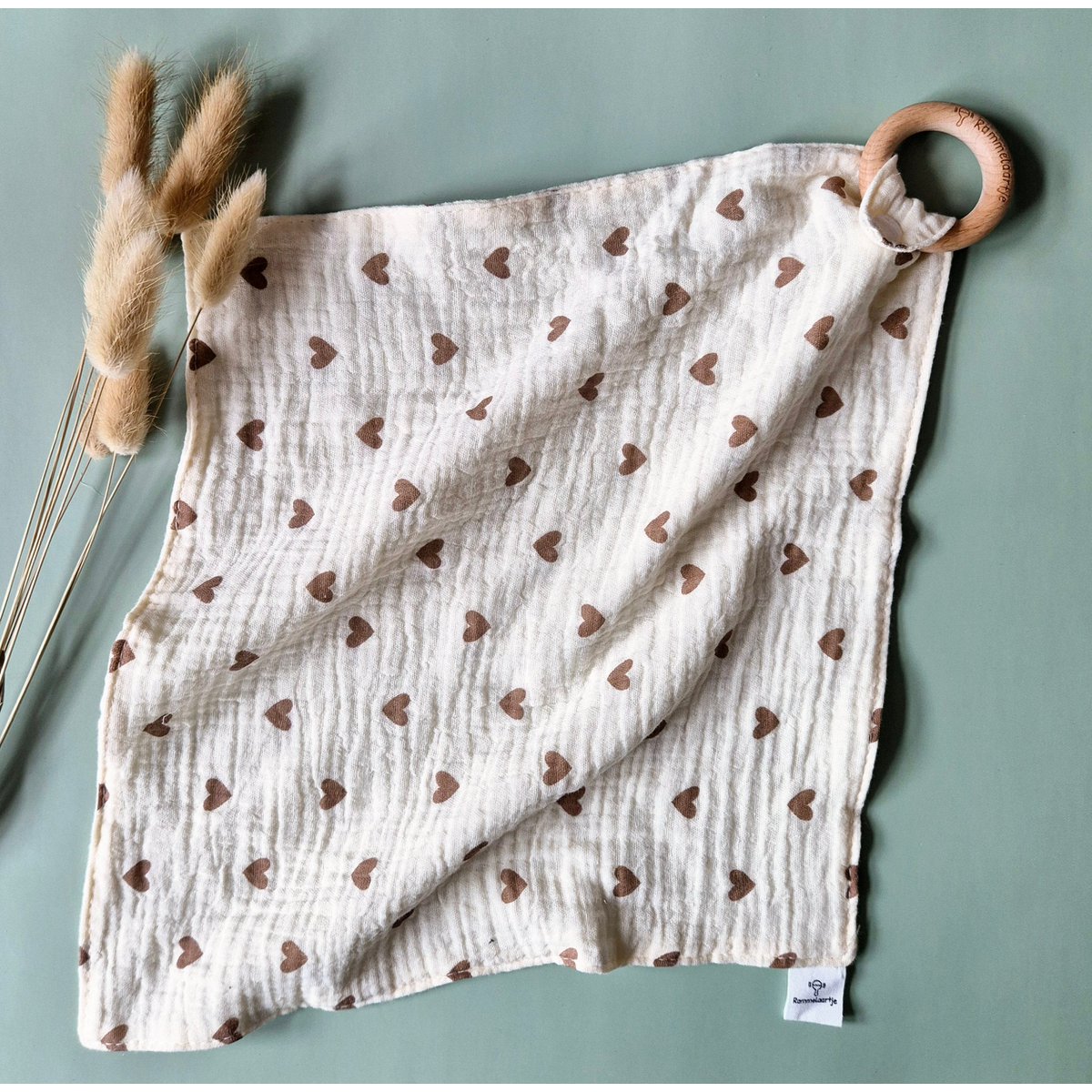 Rammelaartje : knuffeldoekje met beuken bijtring - hartjes