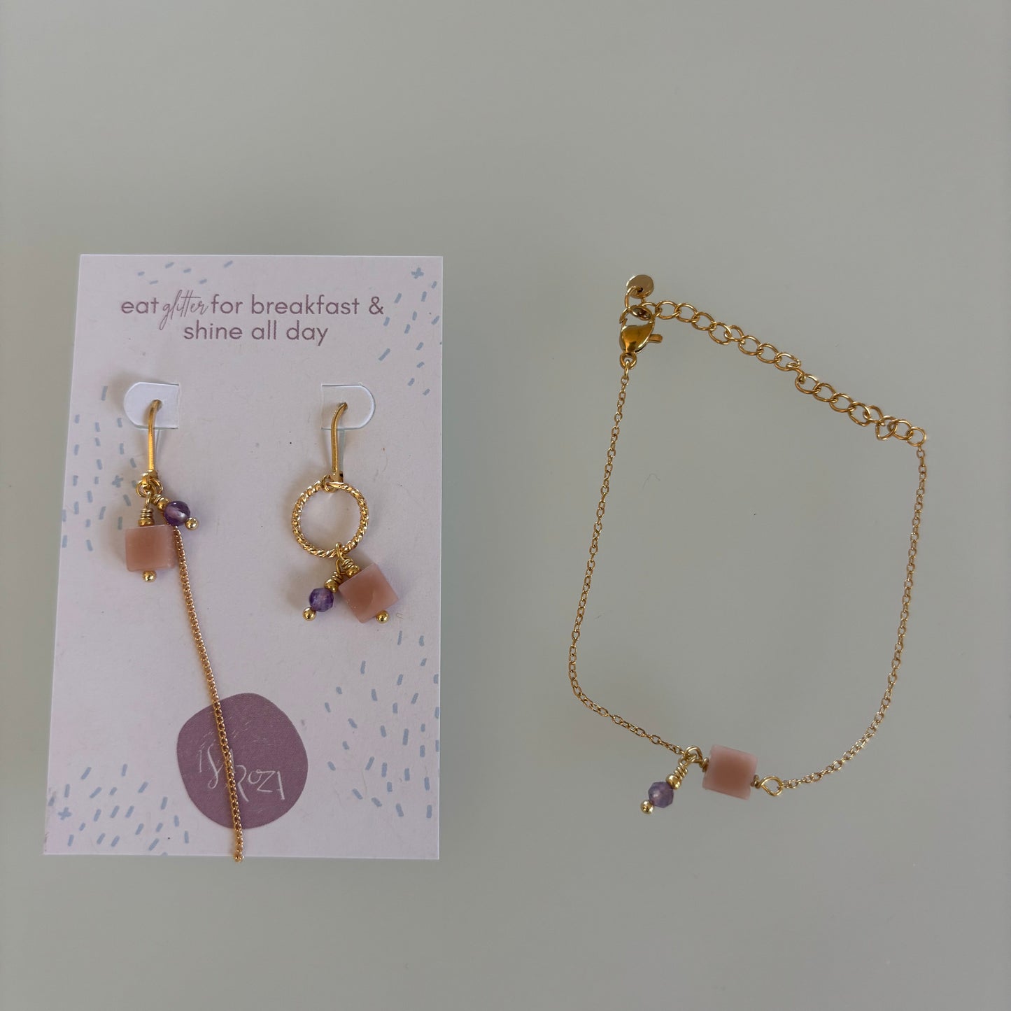 Isa & Roza : assymmetrische oorbellen - roos en paars