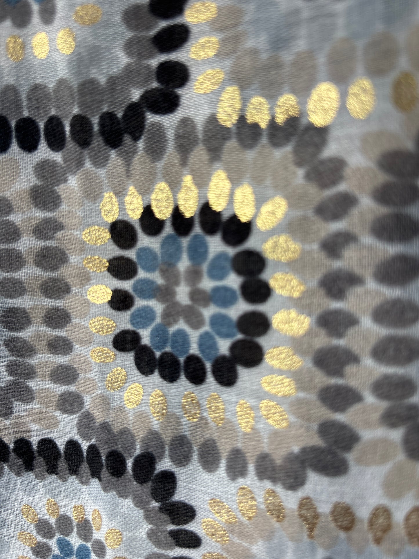 Zomersjaal : vierkantjes met bloemprint - zwart/grijs/blauw/ goud