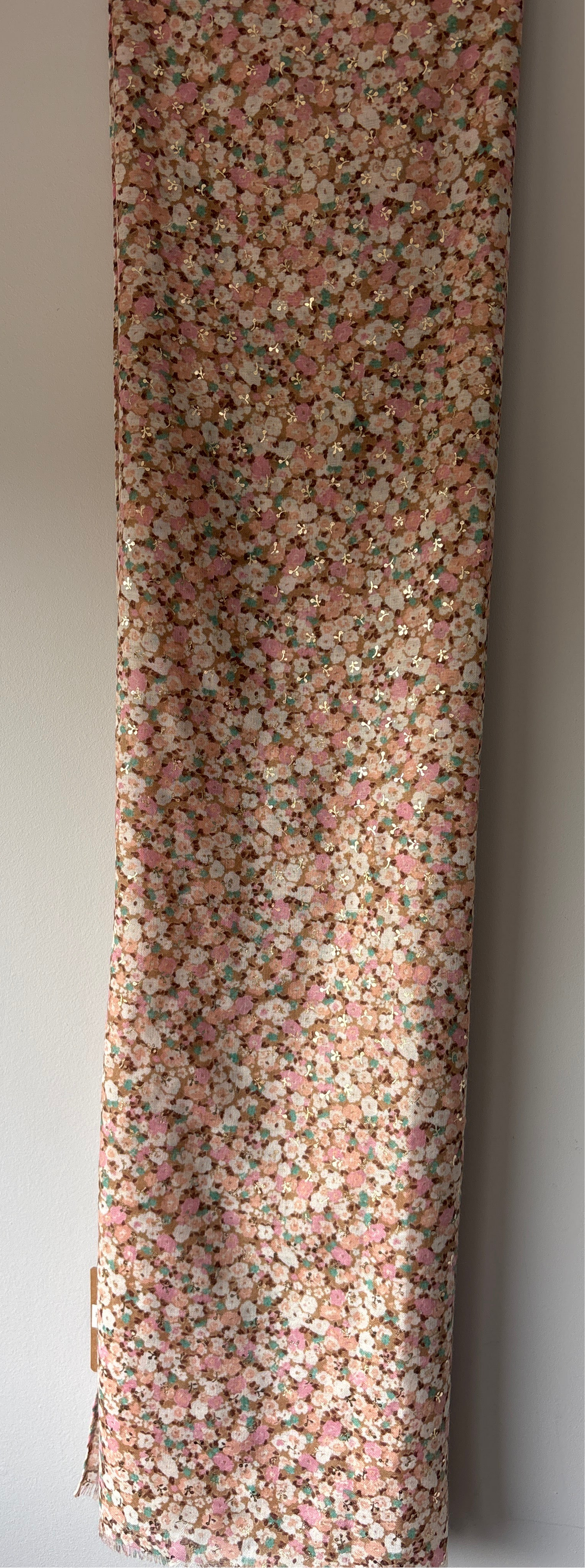 Zomersjaal : bloemenprint - roze/ gouden blaadjes