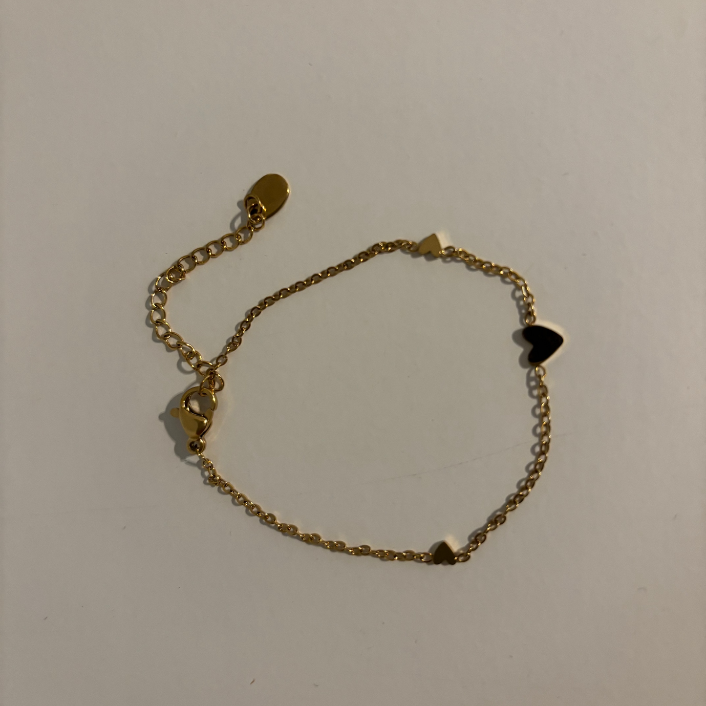 Bazou : armband met 3 hartjes - goud