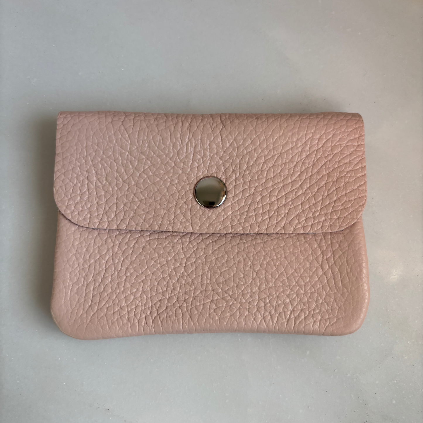 Kleine lederen portemonnee - poeder roze met zilveren drukknop