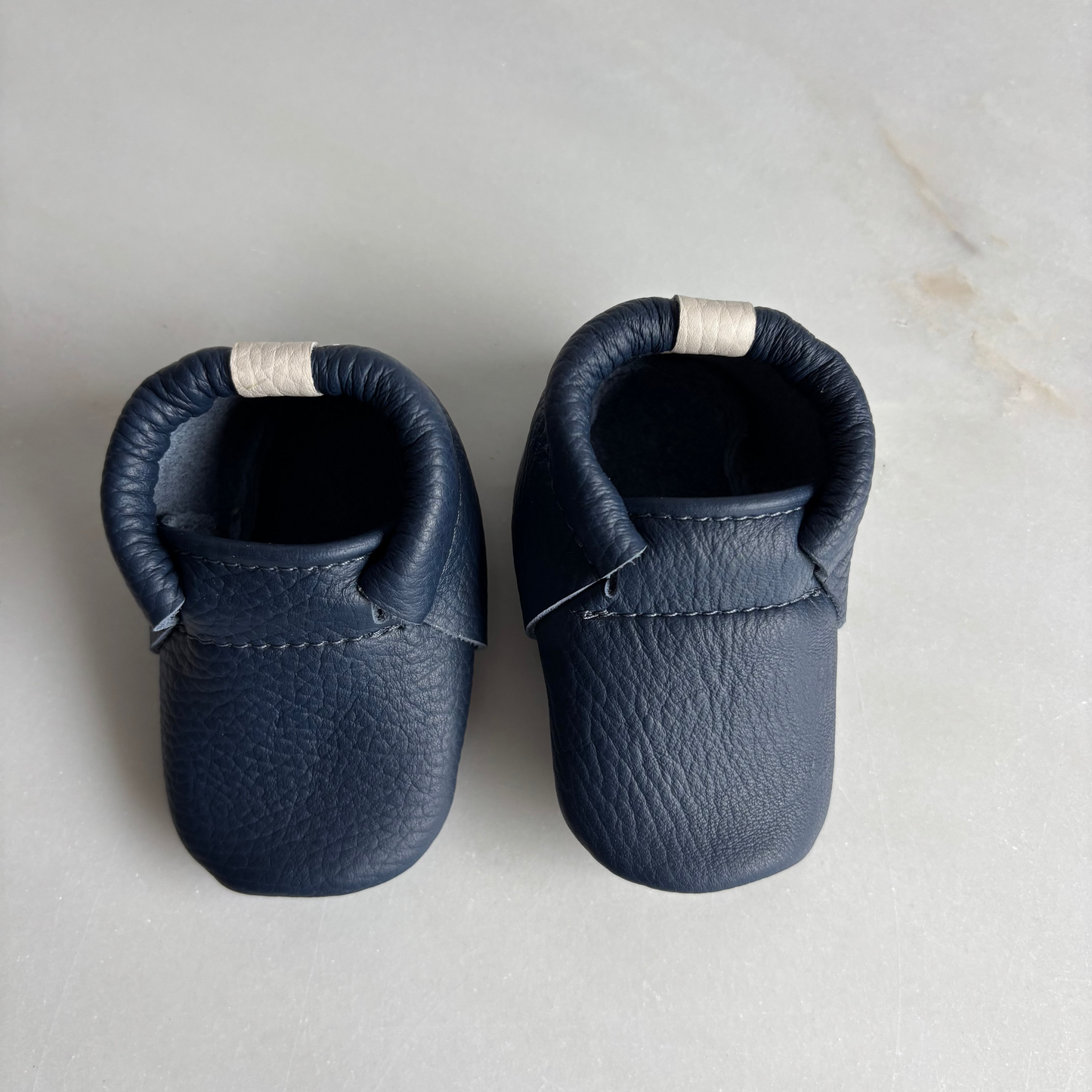Eerste babyslofjes : blauw met crèmekleurige afwerking