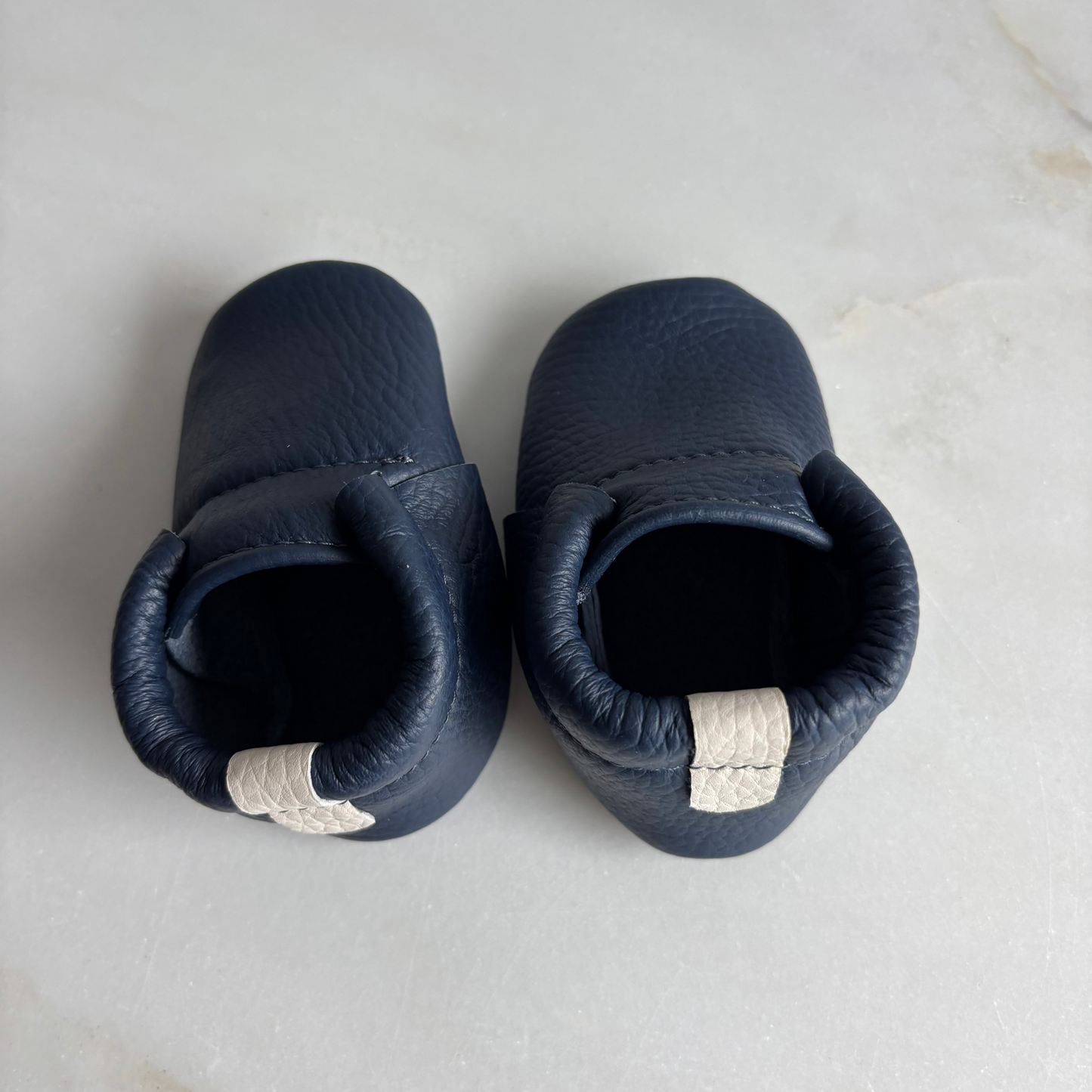 Eerste babyslofjes : blauw met crèmekleurige afwerking