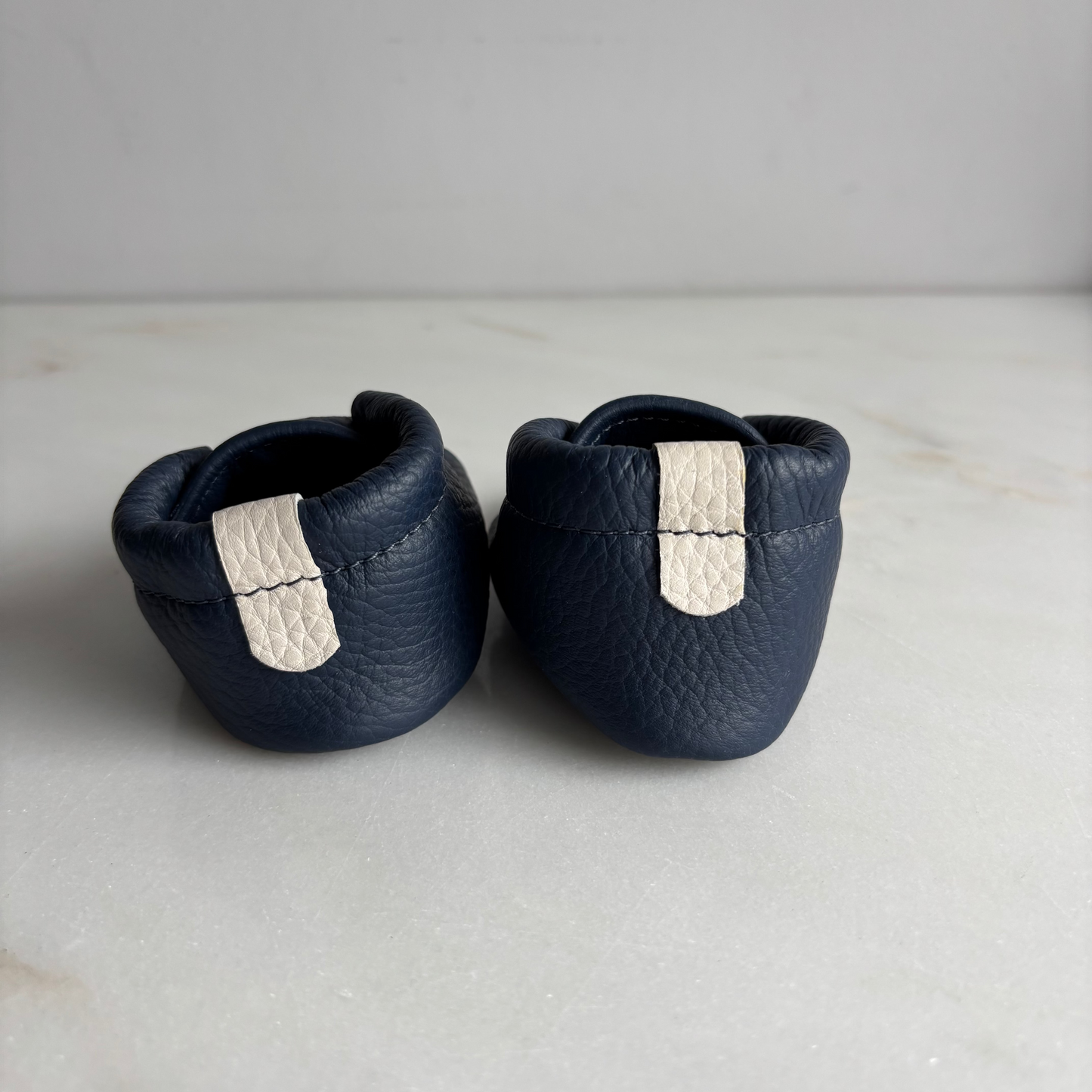 Eerste babyslofjes : blauw met crèmekleurige afwerking
