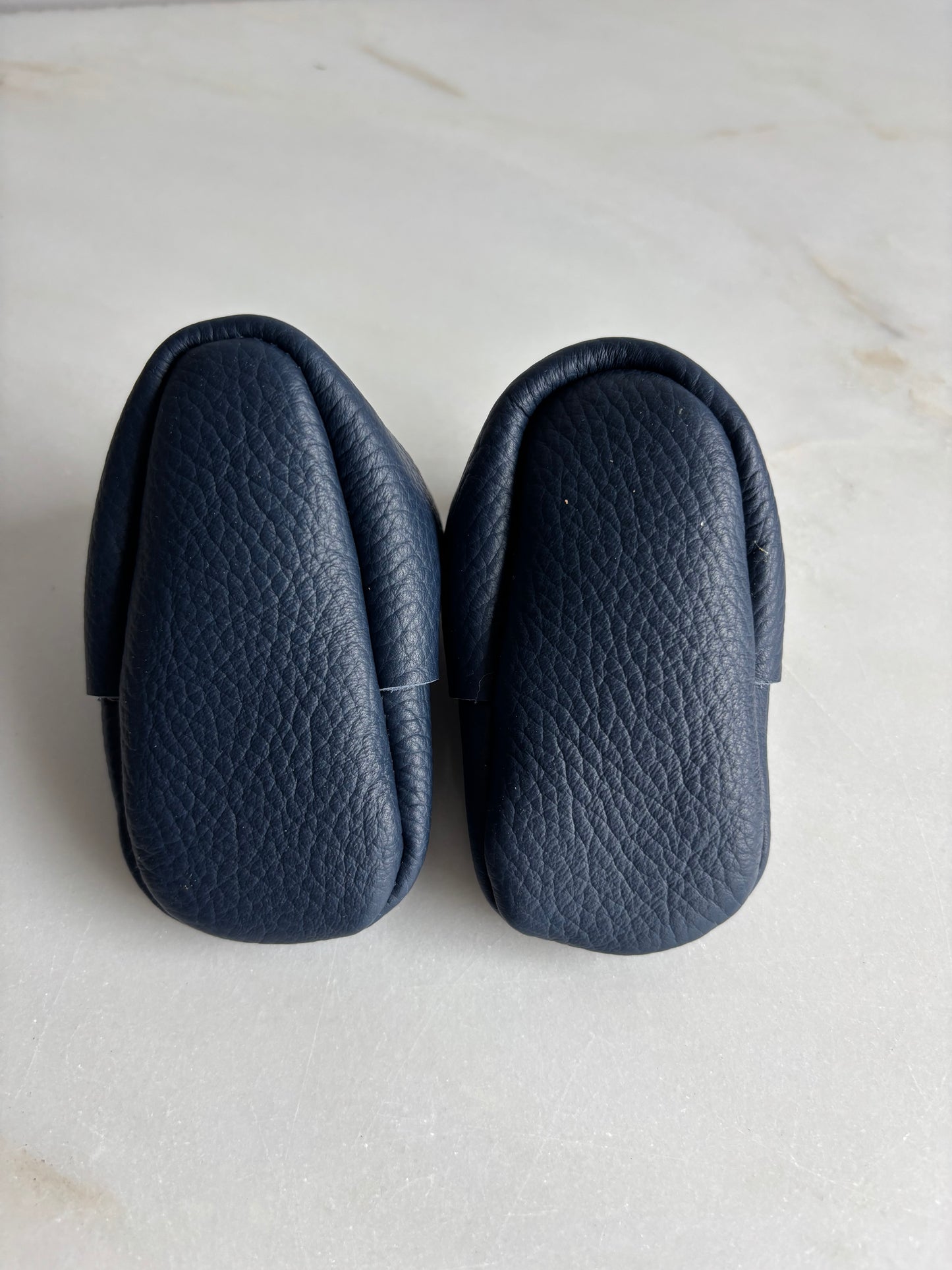 Eerste babyslofjes : blauw met crèmekleurige afwerking