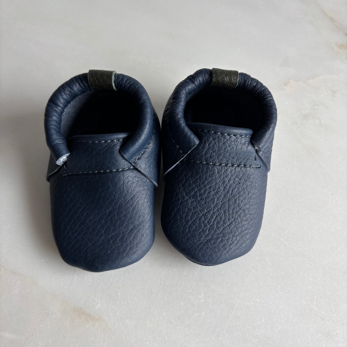 Eerste babyslofjes - blauw met groene afwerking
