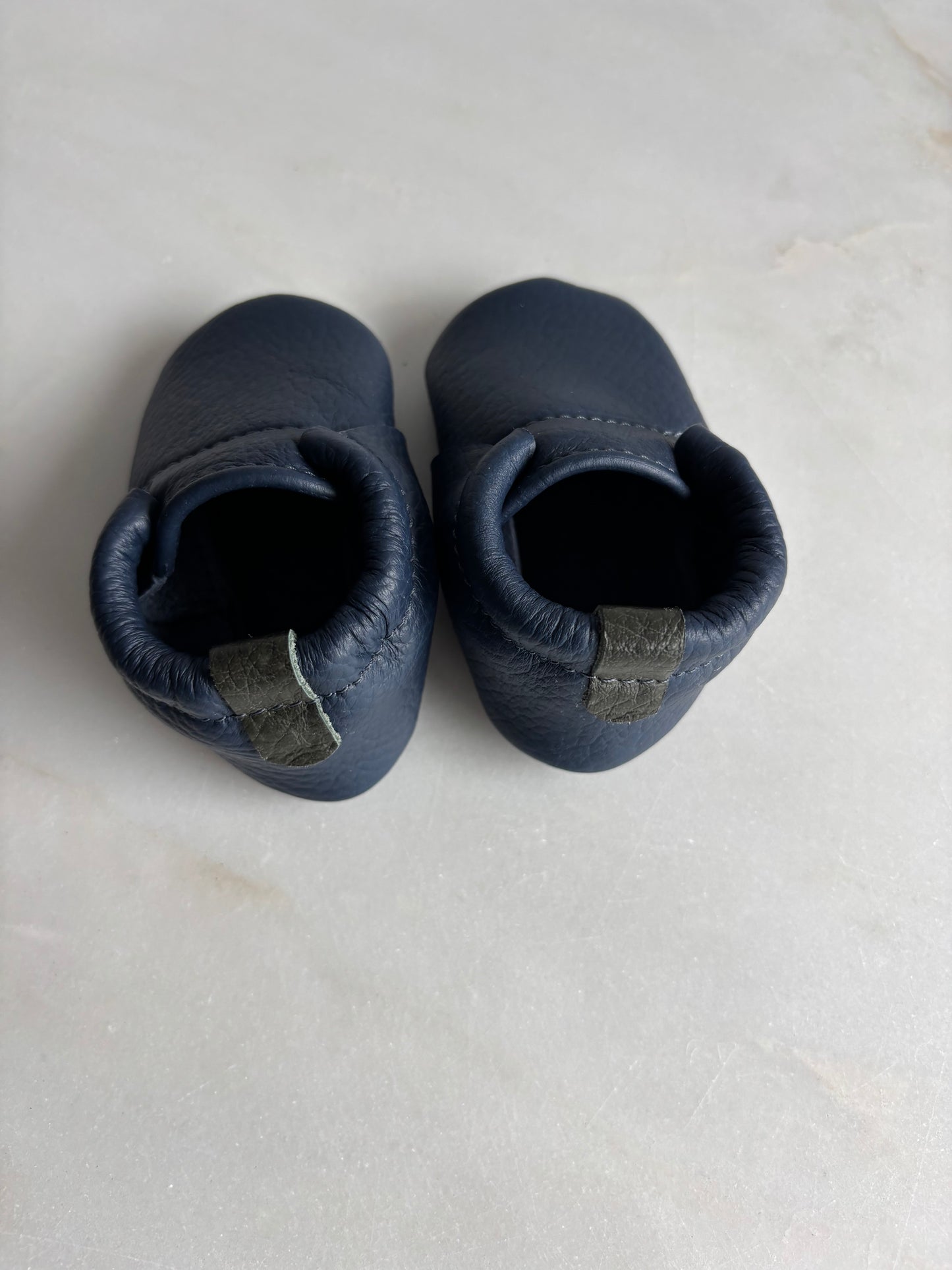 Eerste babyslofjes - blauw met groene afwerking