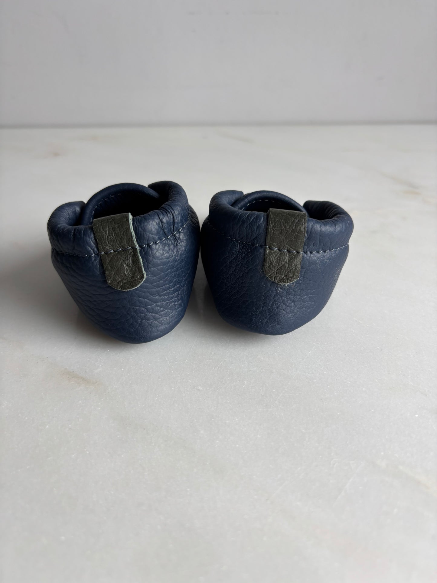 Eerste babyslofjes - blauw met groene afwerking