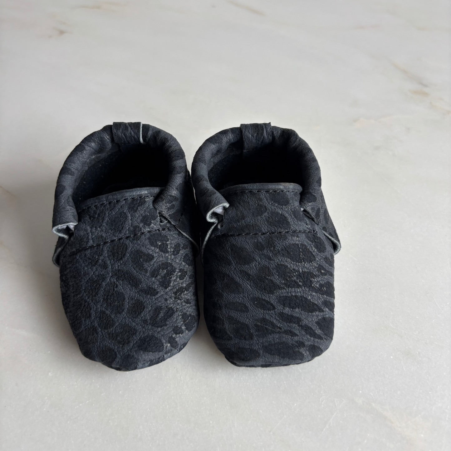 Eerste babyslofjes - blauw met zwarte print