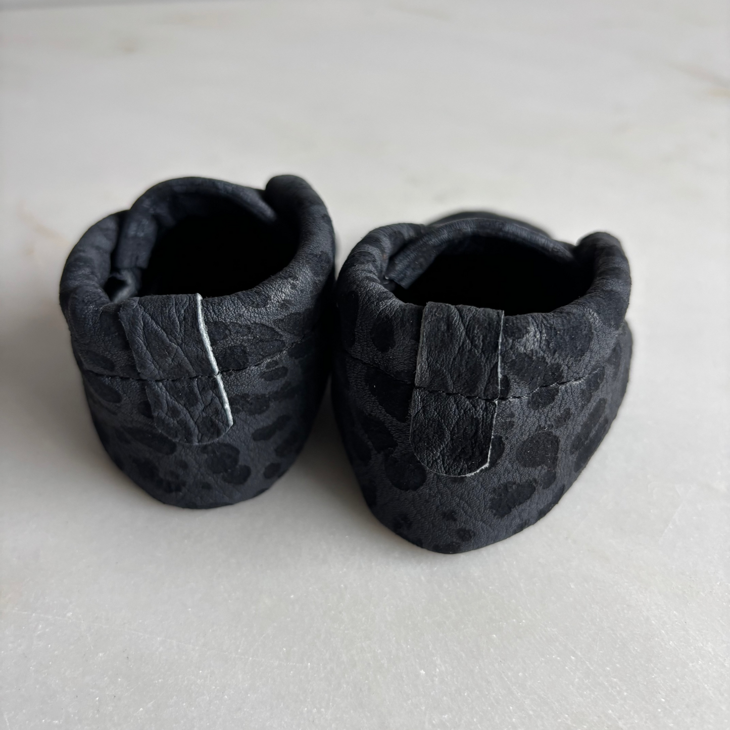 Eerste babyslofjes - blauw met zwarte print