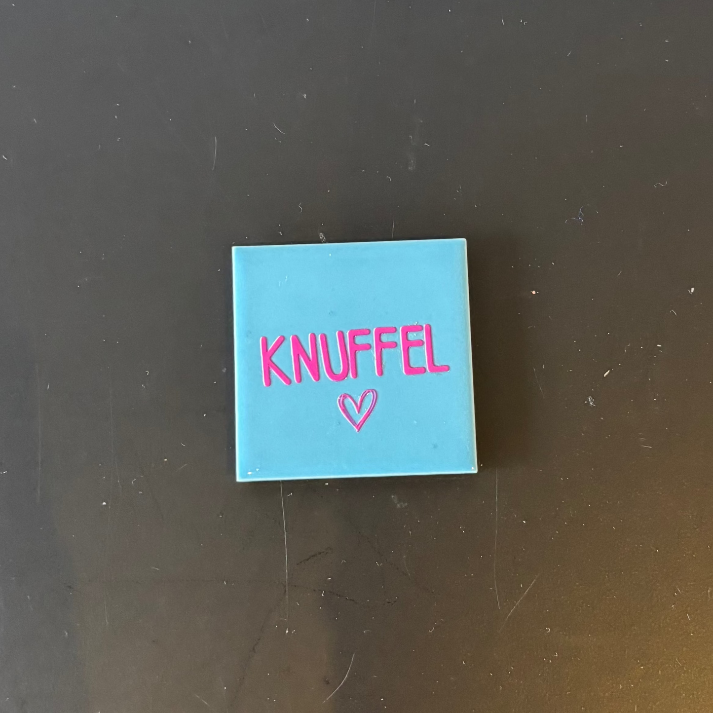 Magneet : blauwe tegeltje - knuffel roze
