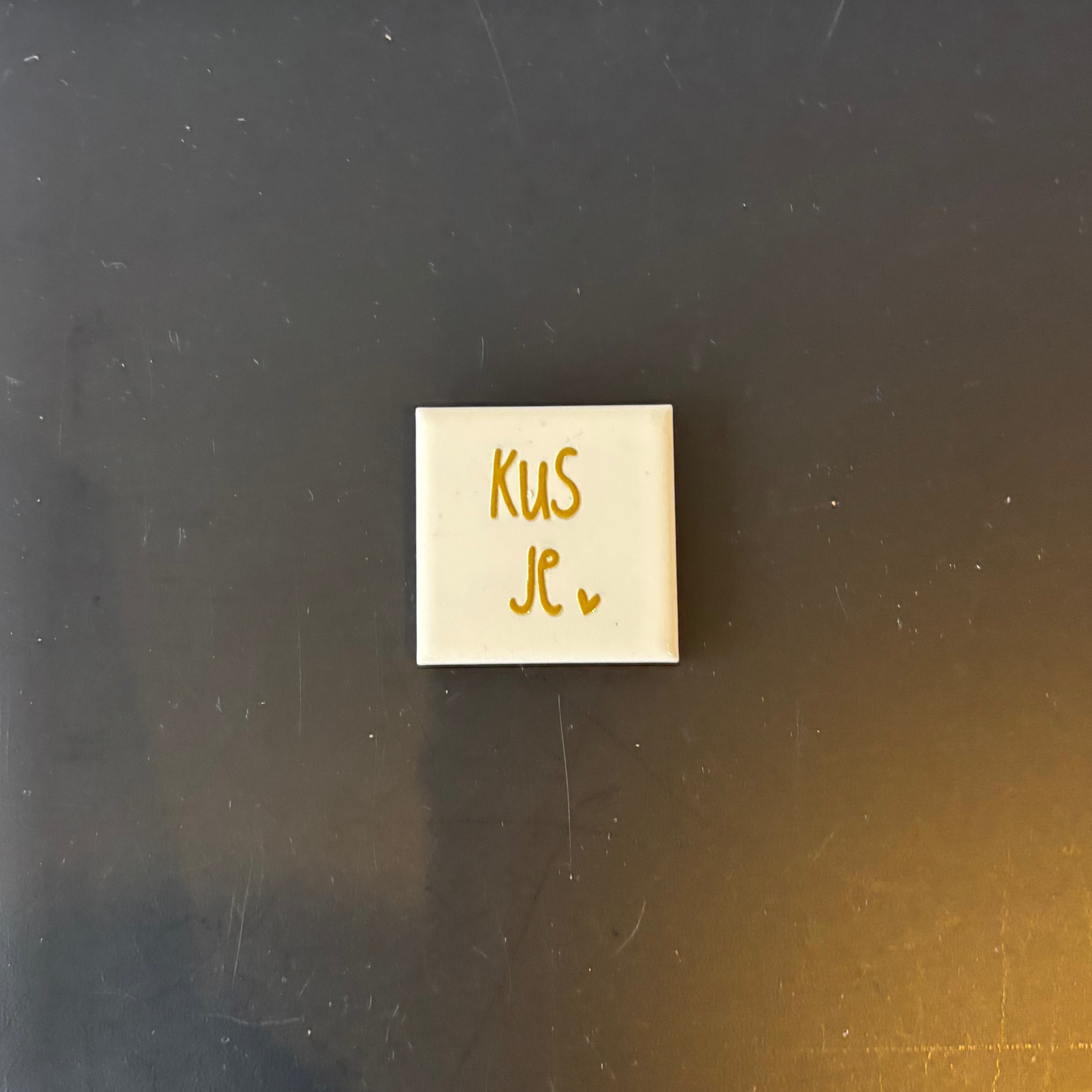 Magneet : crème tegeltje - kus je.