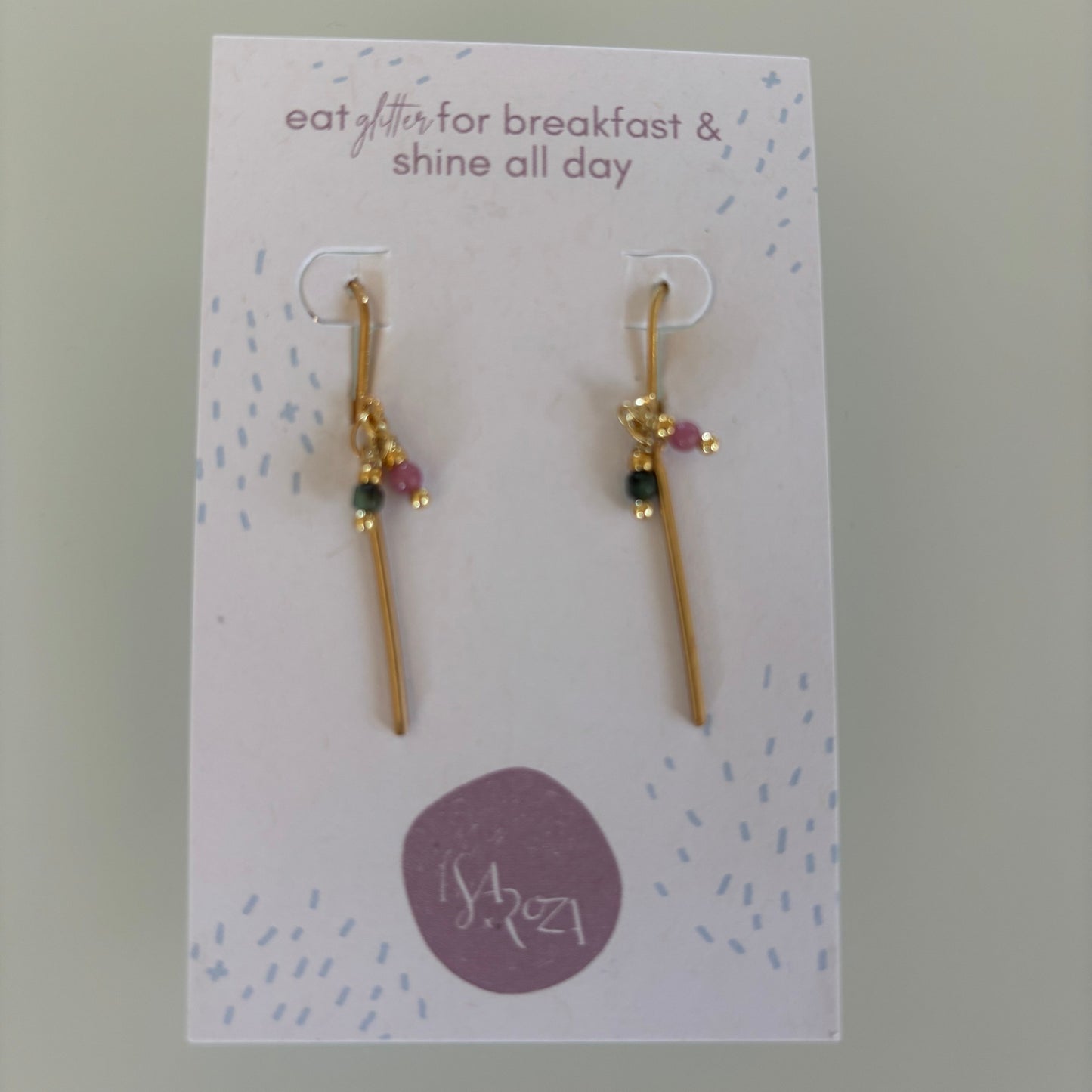 Isa & roza : oorbellen met gouden staafje en roze/groene half edelstenen