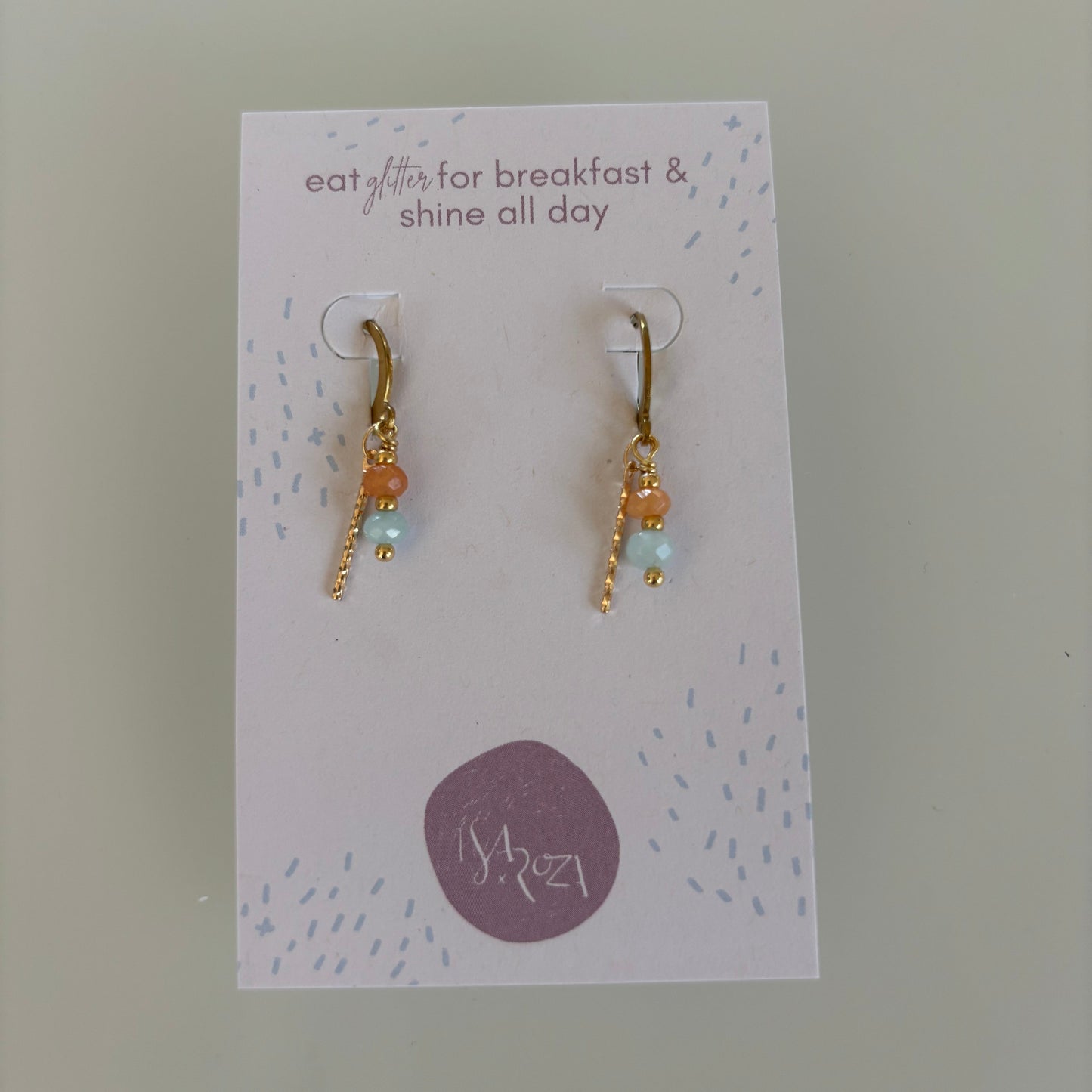 Isa & roza : oorbellen met staafje - peachy /lichtblauw