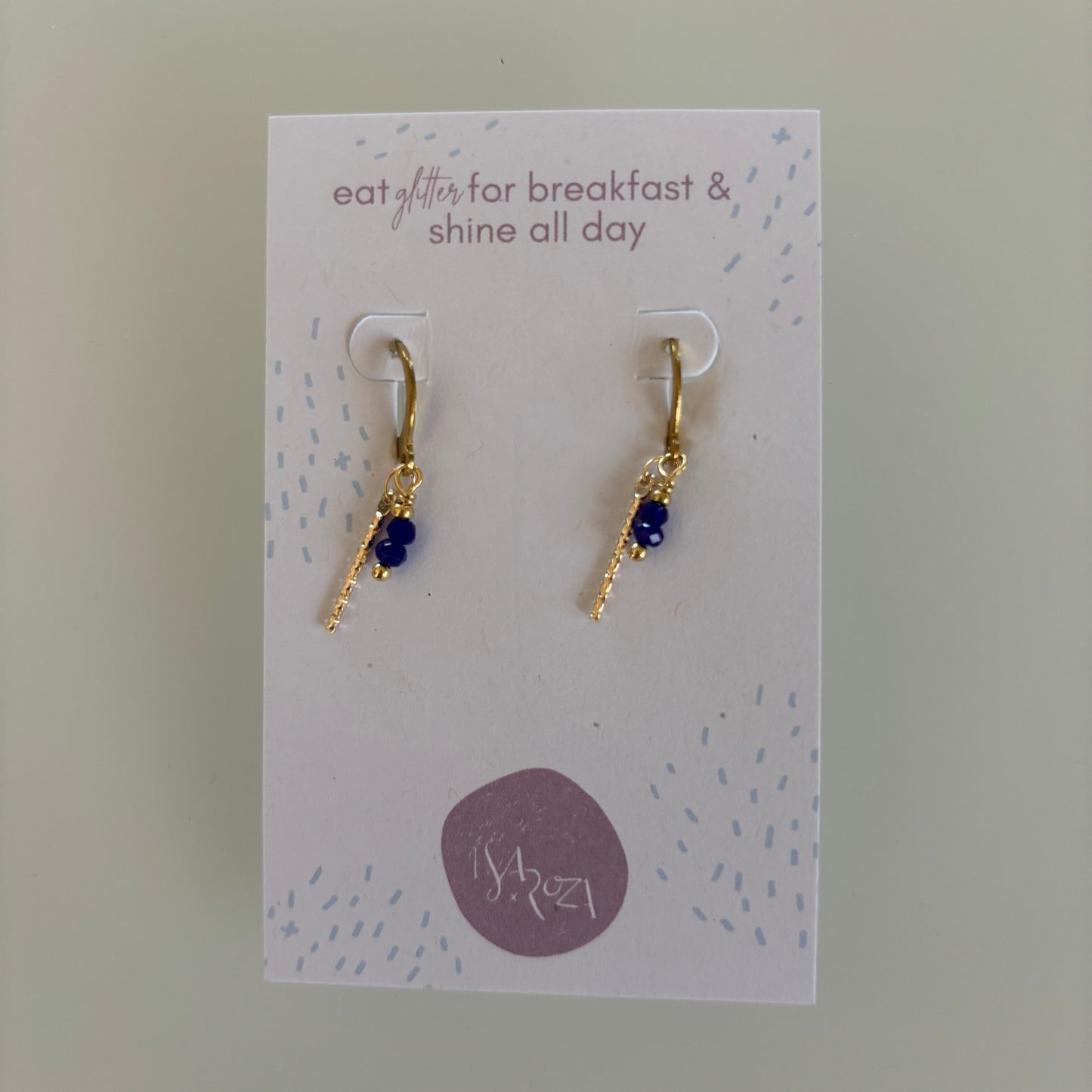 Isa & roza : oorbellen met twinklend staafje en blauwe steentjes