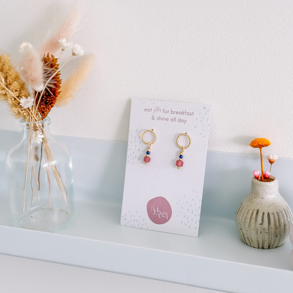 Isa & roza : Getorste ronde oorsteker met warmroze en donkerblauwe halfedelsteentjes €