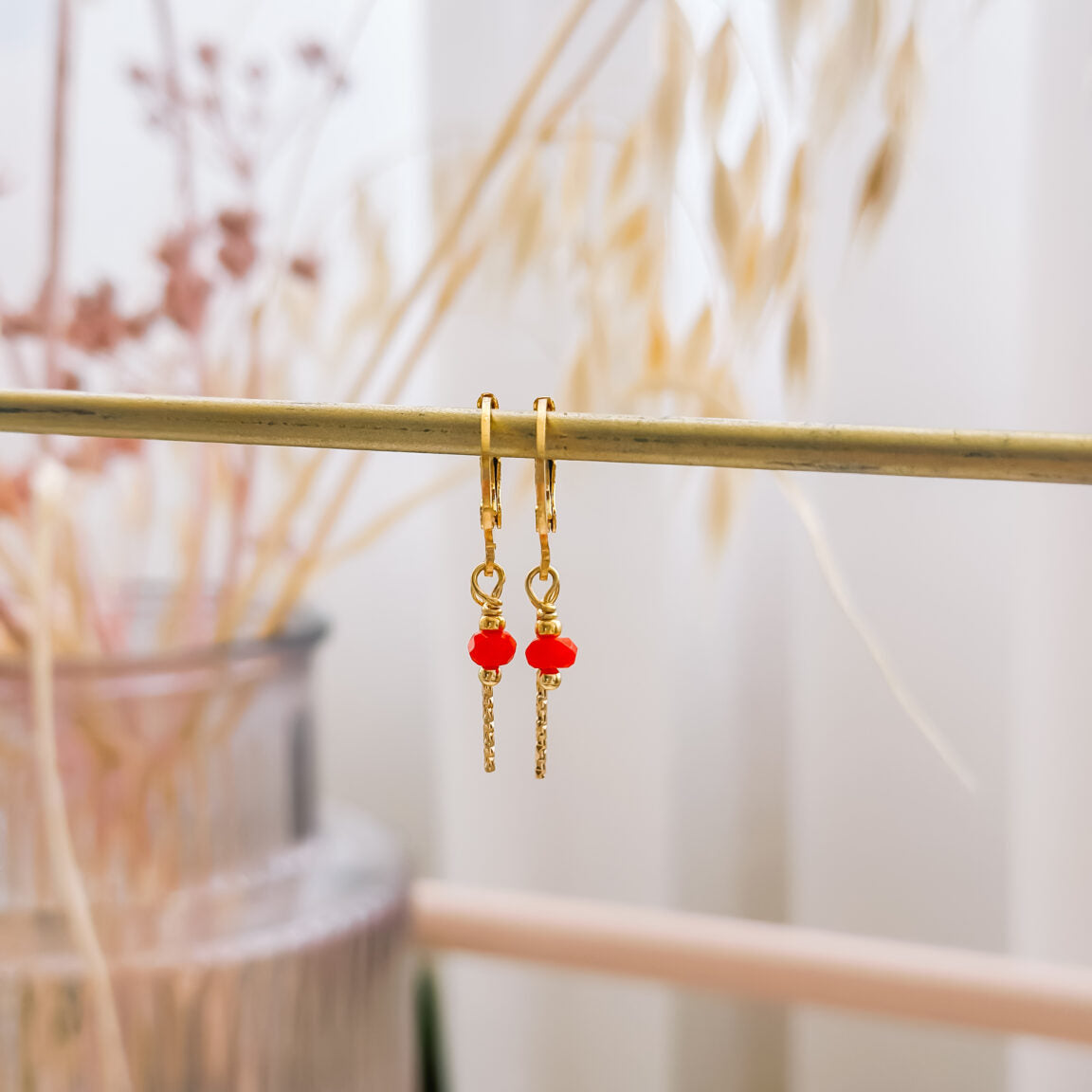Isa & Roza : oorbellen met twinkelend staafje en felrode glassteentjes