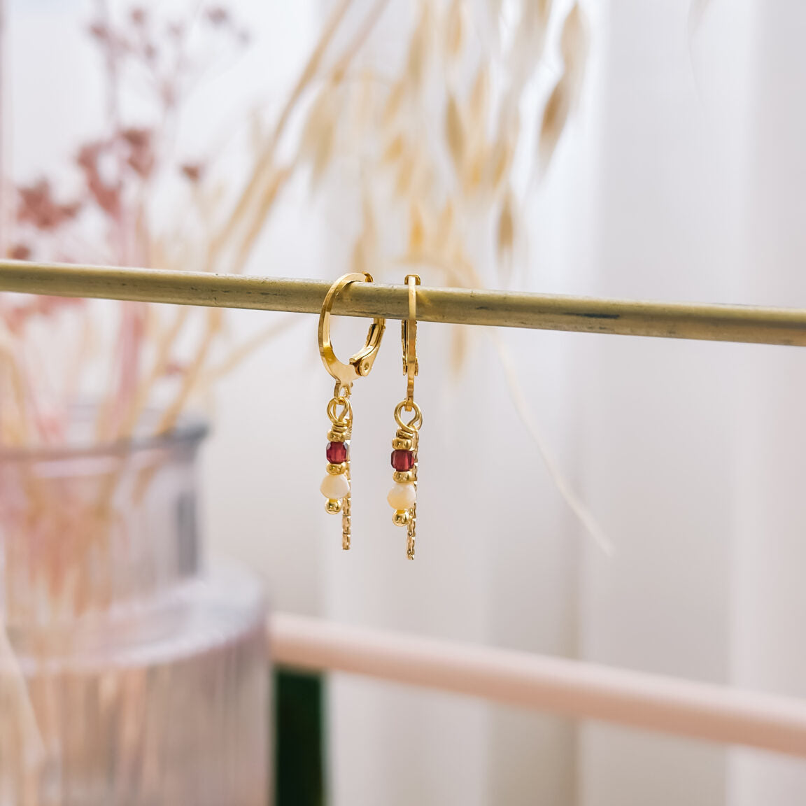 Isa & roza : Oorring met twinkelend staafje en steentjes in natuurtintjes.