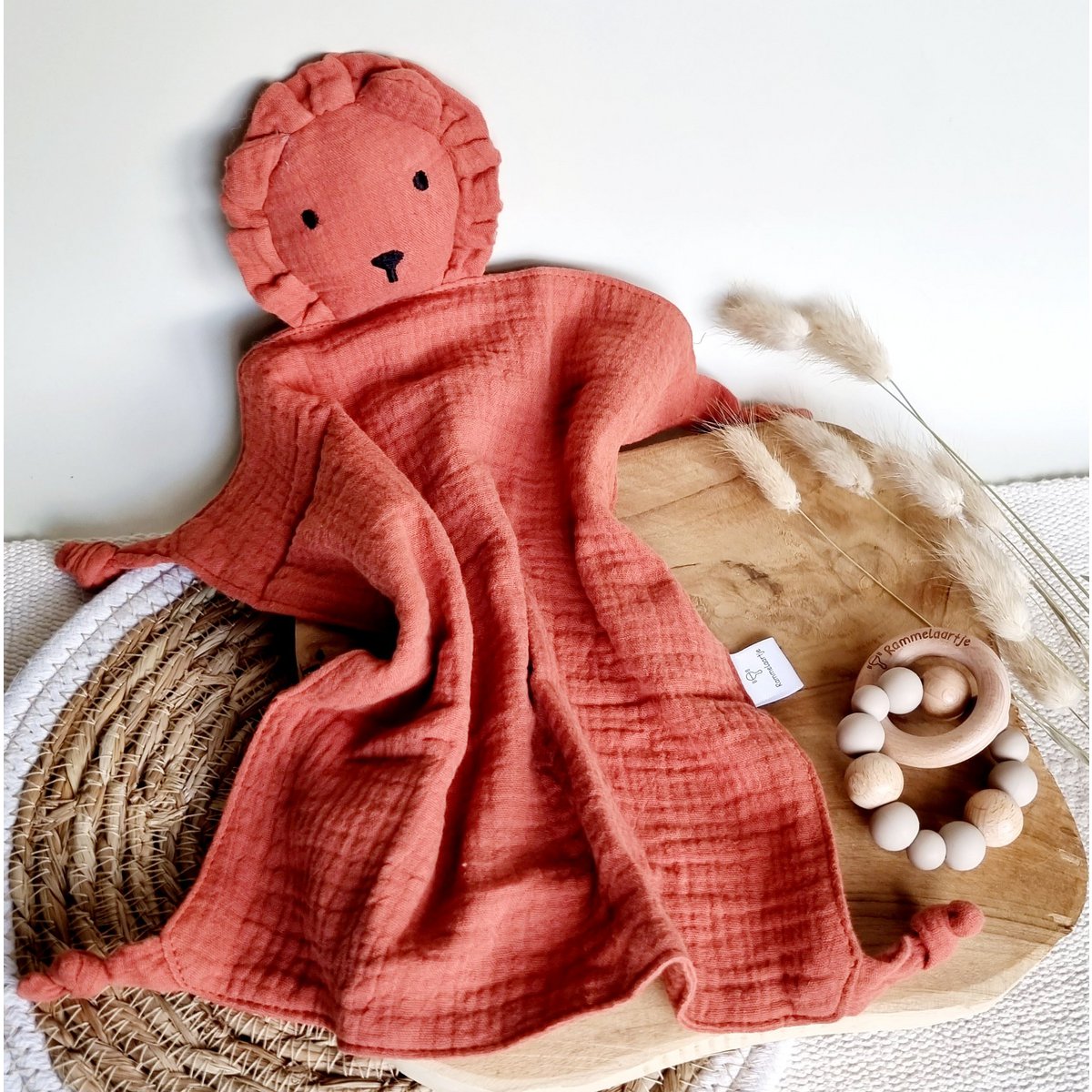 Rammelaartje : hydrofiele knuffel leeuw - terracotta