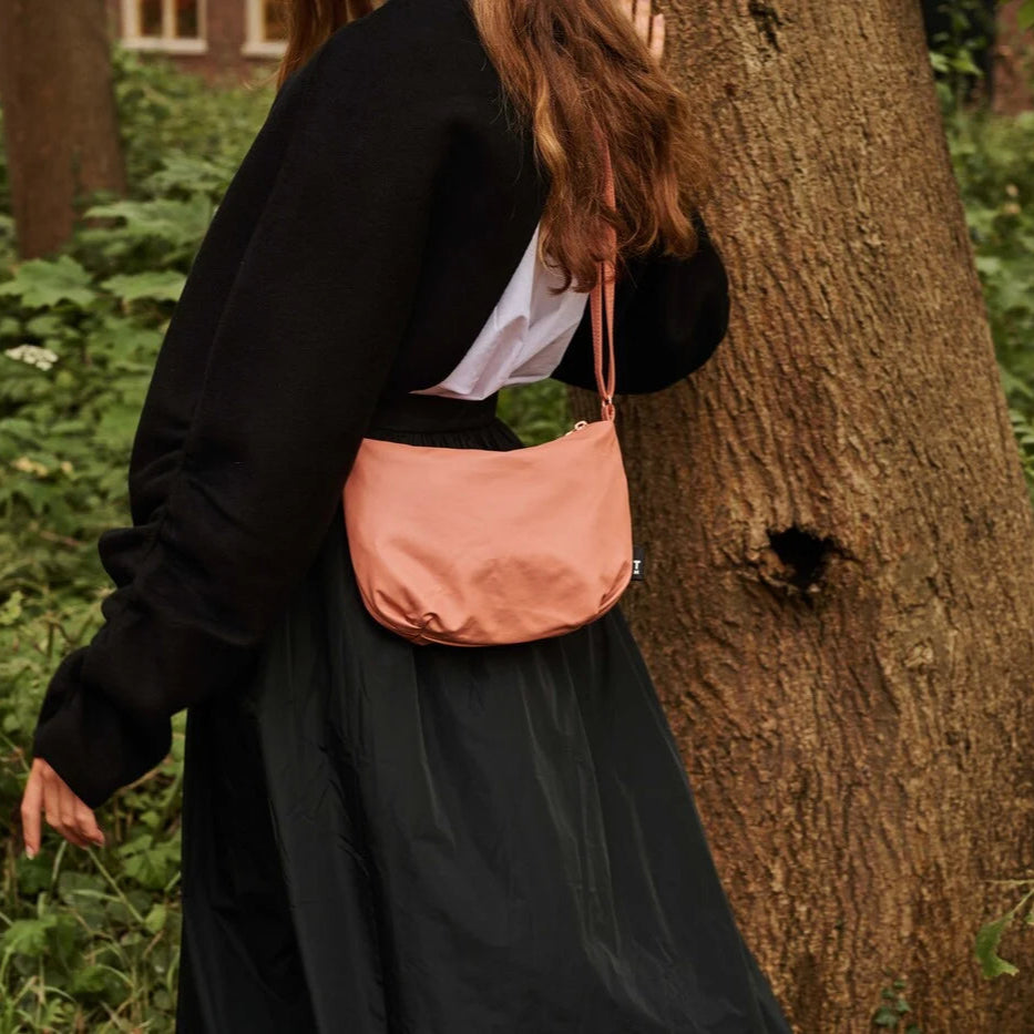 Tinne + Mia : cross body feel good baggy - canyon clay