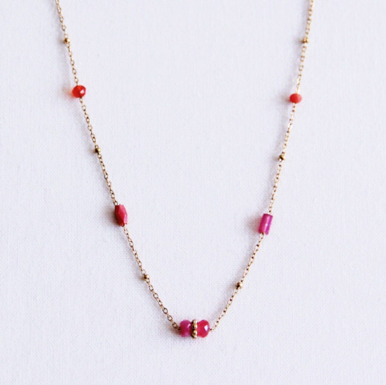 Bazou : fijne ketting met mini facetten - roze/rood