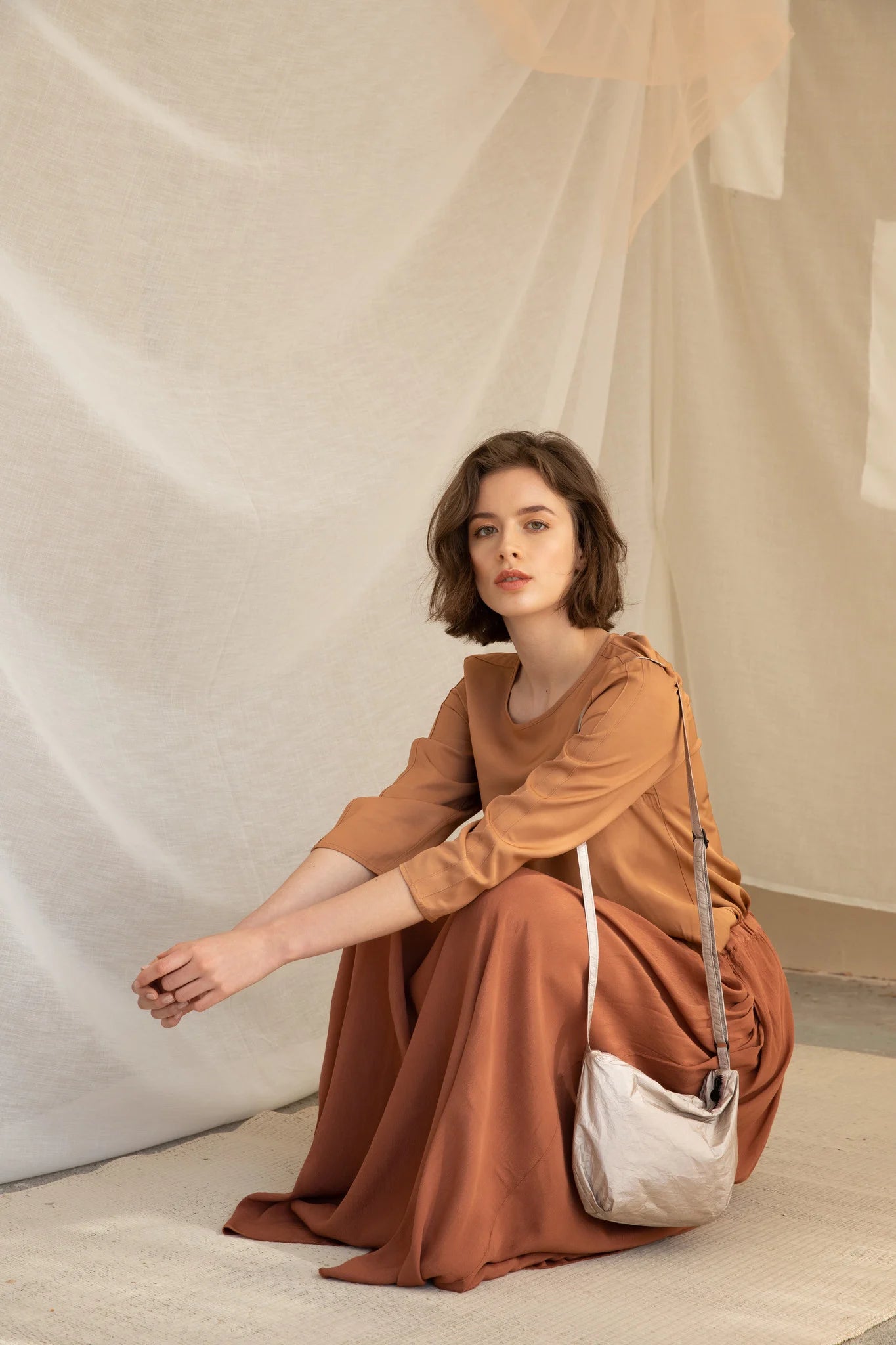 Tinne + Mia : cross body feel good baggy - dusty gold