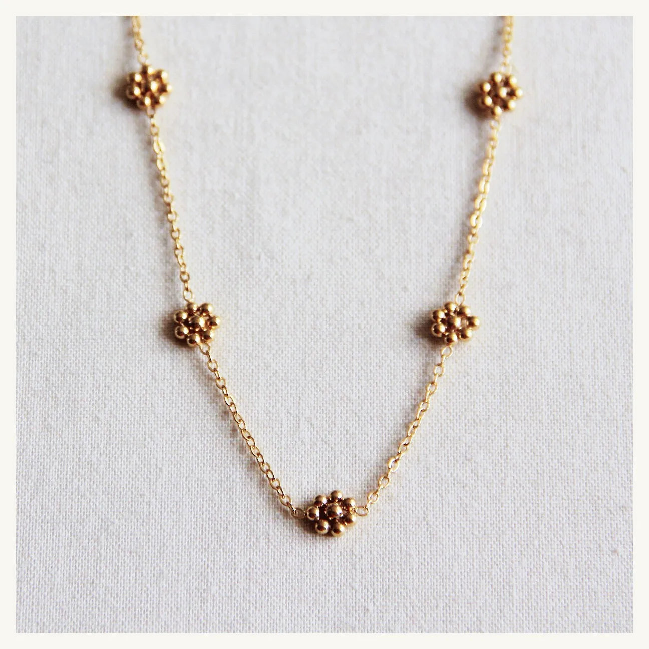 Bazou : Fijne halsketting met kleine daisy flowers