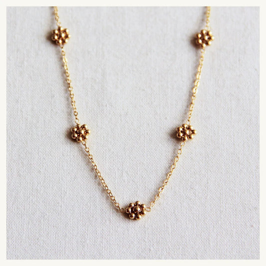Bazou : Fijne halsketting met kleine daisy flowers