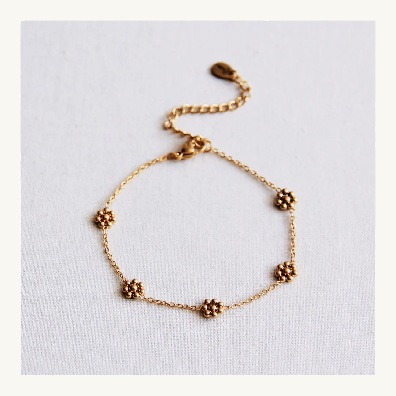 Bazou : RSV fijn daisy flower armbandje - goud