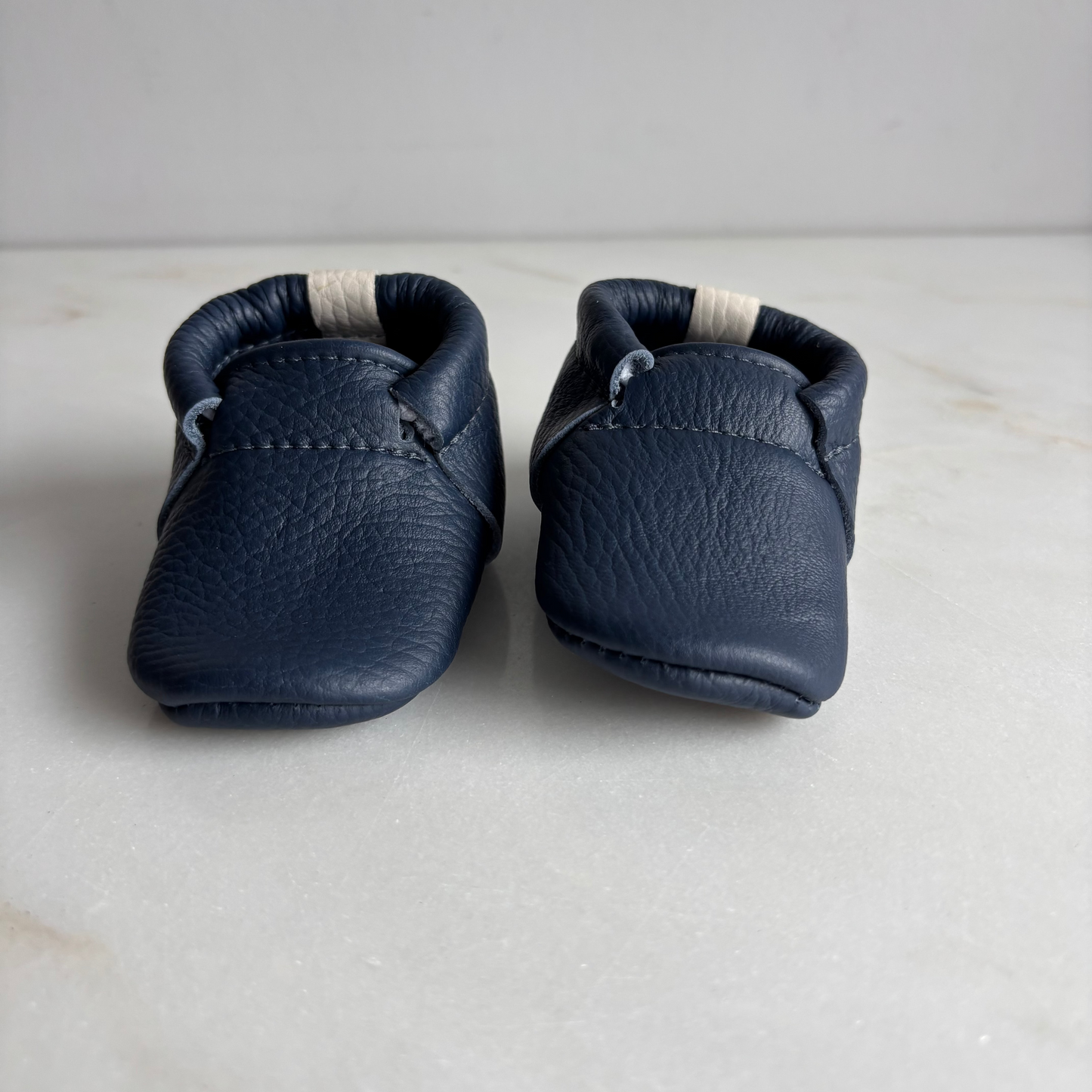 Eerste babyslofjes : blauw met crèmekleurige afwerking