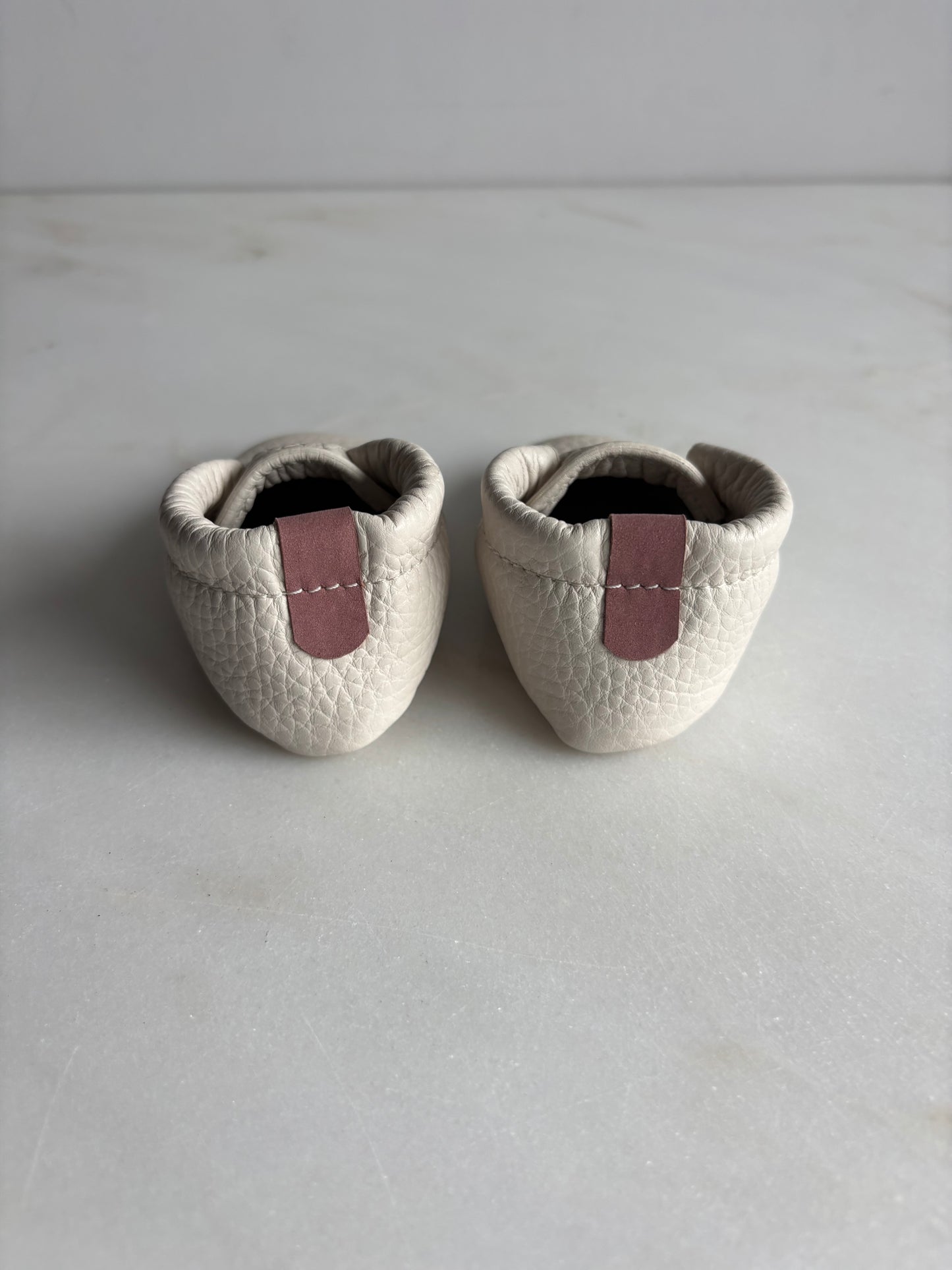 Eerste babyslofjes - crème met roze afwerking