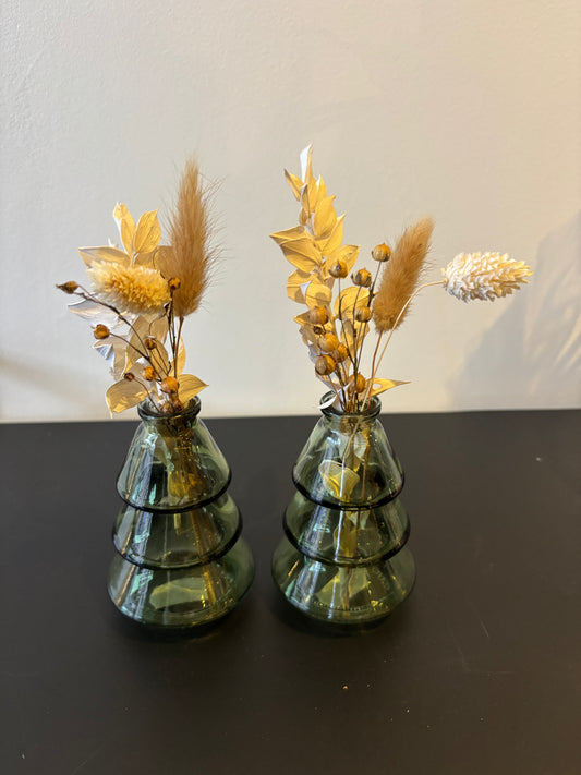 Groen dennenboom vaasje met droogbloemen