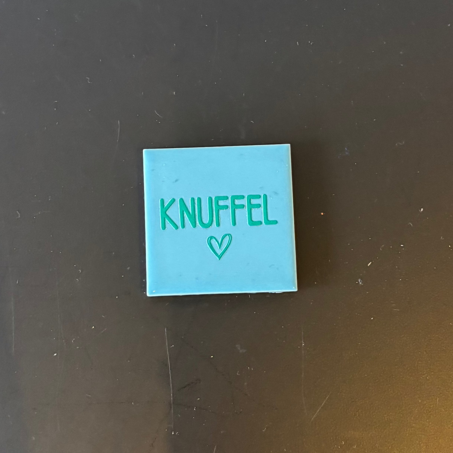 Magneet : blauwe tegeltje - knuffel groen
