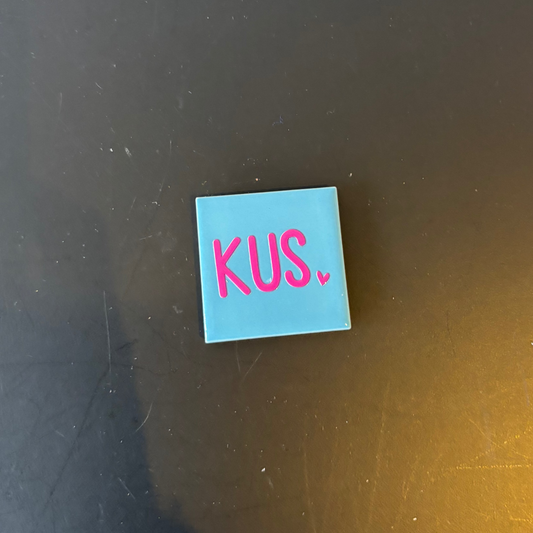 Magneet : blauw tegeltje - kus roze