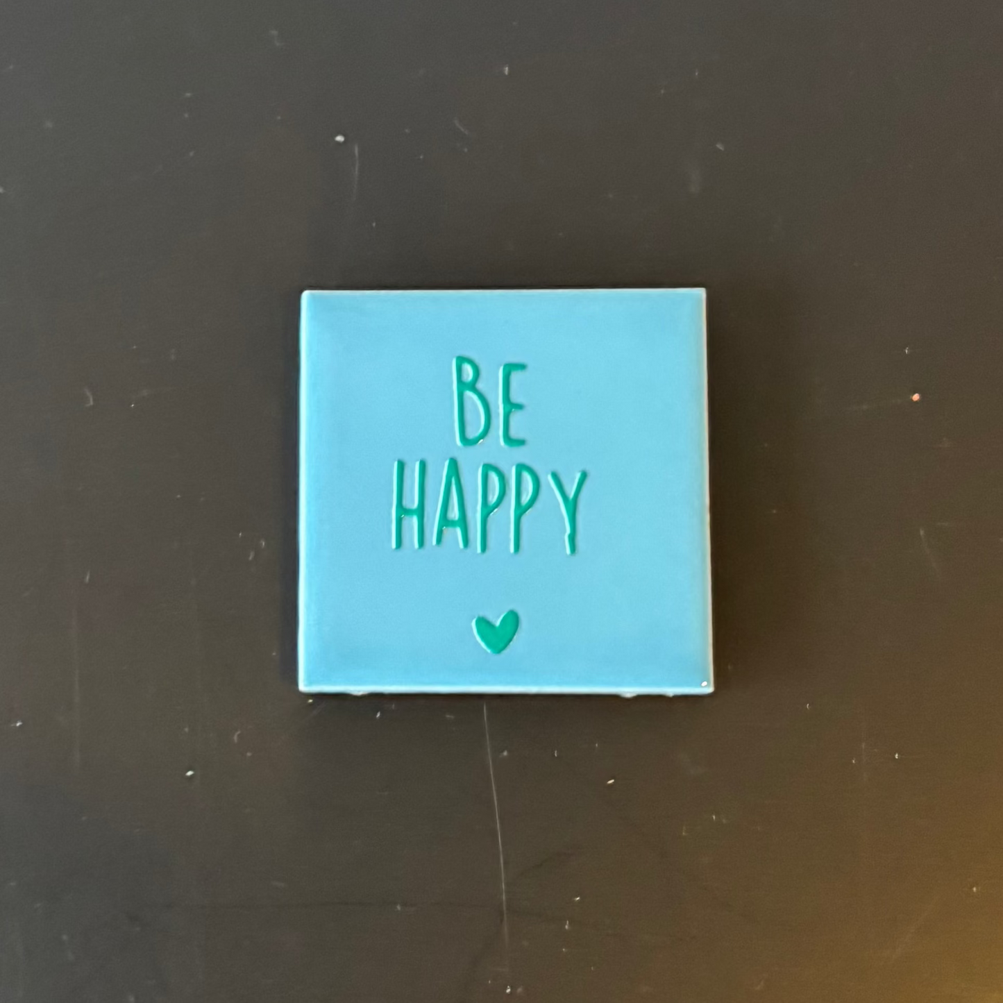 Magneet : blauwe tegeltje - be happy groen