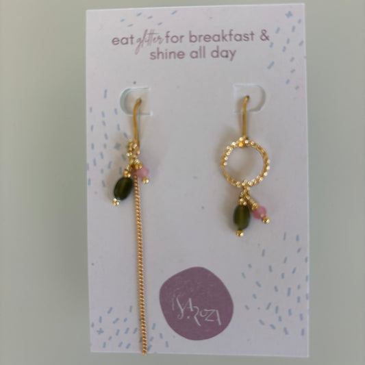 Isa & roza : assymmetrische oorbellen - roze/groen