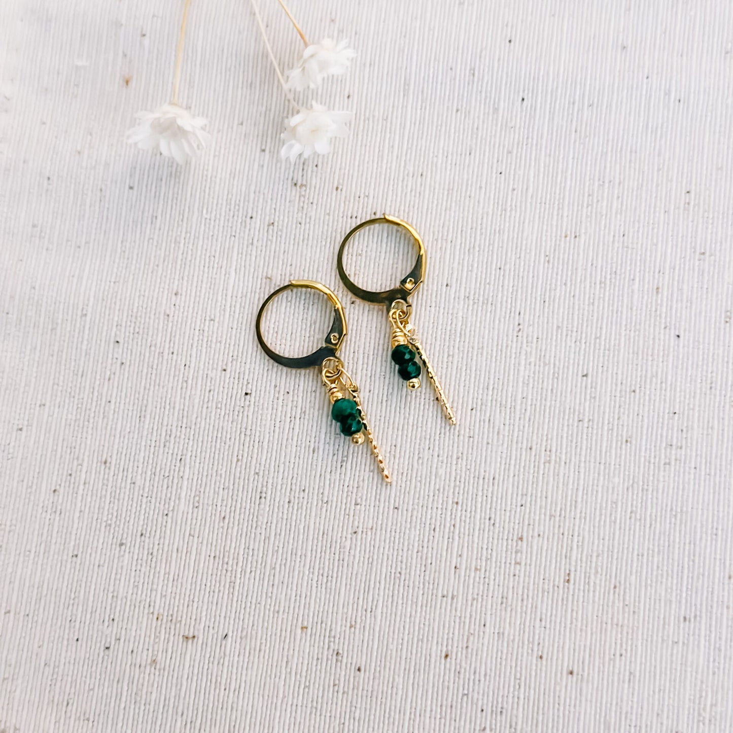 Isa & Roza : oorbellen met twinkelend staafje en groene natuursteentjes.