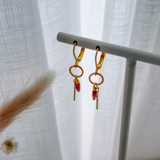 Isa & roza : oorbellen : fijn ringetje en burgundy halfedelsteentjes