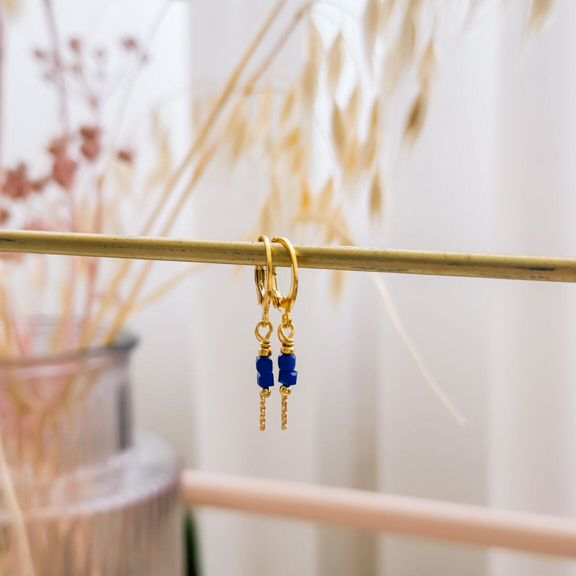 Isa & Roza : Oorring met twinkelend staafje en kobaltblauwe steentjes.