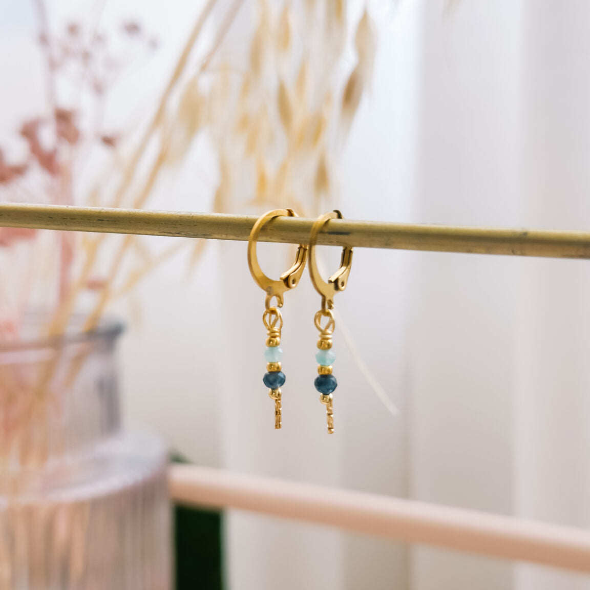 Isa & roza : Oorring met twinkelend staafje en blauwe natuursteentjes.