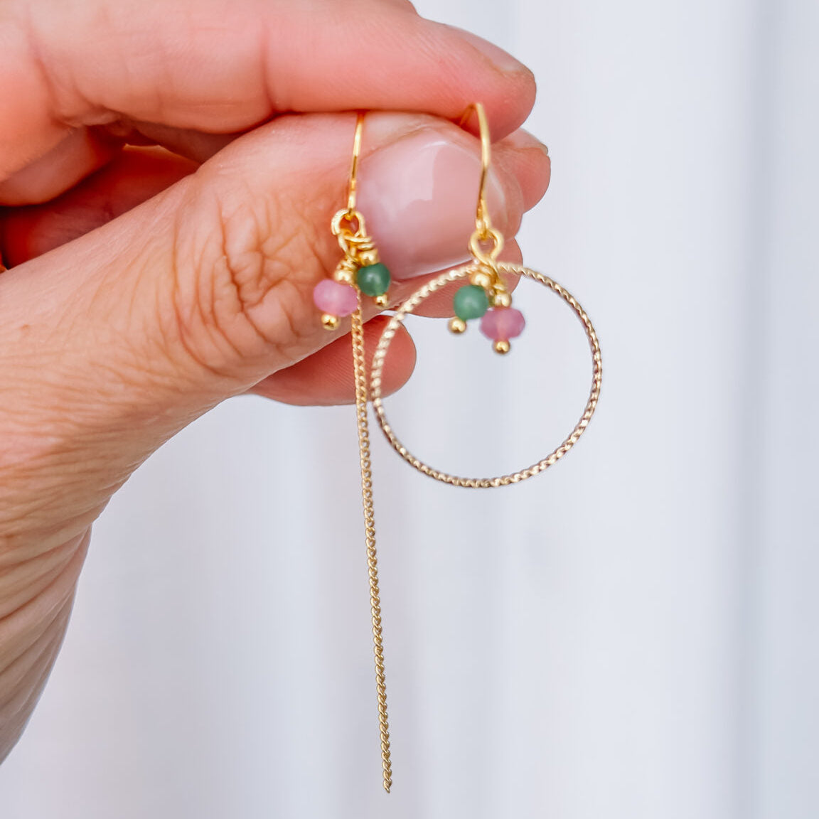 Isa & Roza : assymetrische oorbellen met roze en groene steentjes