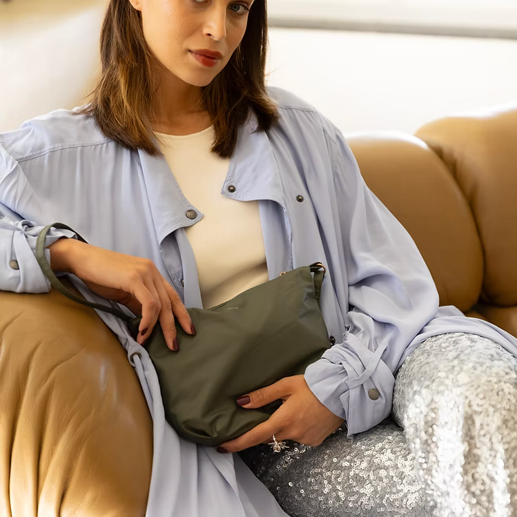 Tinne + Mia : cross body feel good baggy - olive night