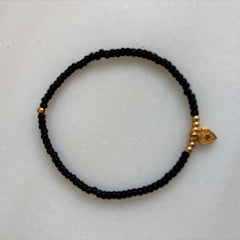 Lief label : armband op rek - zwart met gouden hartje